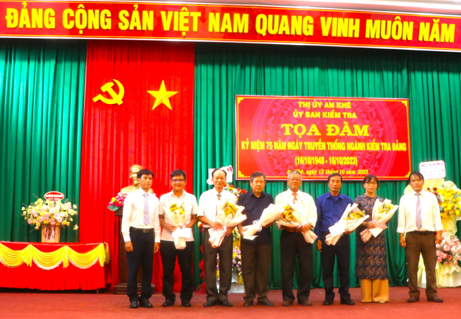 Ủy ban Kiểm tra Thị ủy An Khê tặng hoa và quà các đồng chí nguyên lãnh đạo Ủy ban Kiểm tra Huyện ủy, Thị ủy qua các thời kỳ. Ảnh: Ngọc Minh