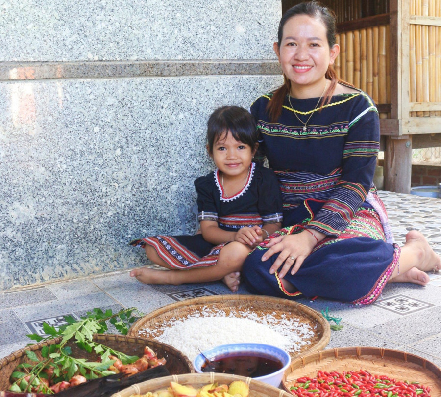 Sử dụng các nguyên liệu, lá cây rừng để làm men tự nhiên, chị Đinh Thị Đách (làng Đăk Giang 2, xã Đông, huyện Kbang) sản xuất ra những ghè rượu truyền thống thơm ngon. Ảnh: Hà Duyệt Sử dụng các nguyên liệu, lá cây rừng để làm men tự nhiên, chị Đinh Thị Đách (làng Đăk Giang 2, xã Đông, huyện Kbang) sản xuất ra những ghè rượu truyền thống thơm ngon. Ảnh: Hà Duyệt