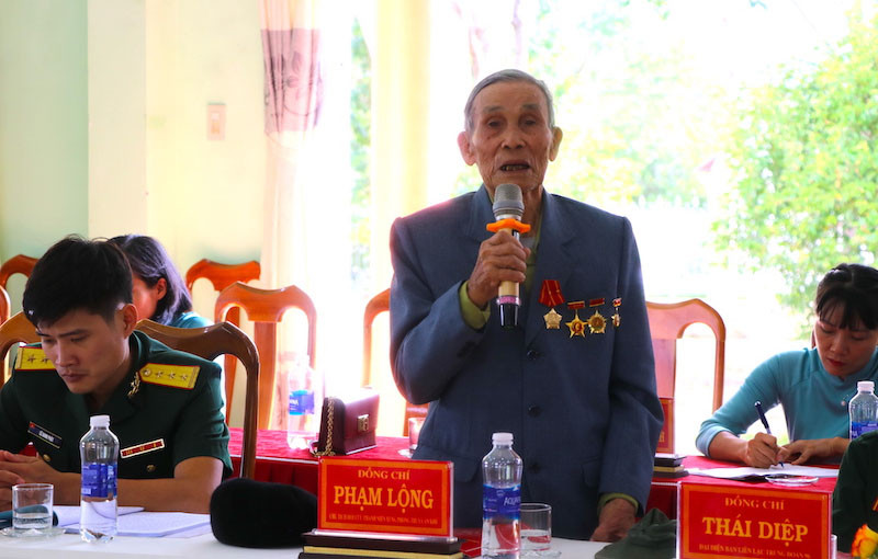 Ông Phạm Lộng-cựu thanh niên xung phong (thị xã An Khê) chia sẻ những kỷ niệm trong trận đánh Đak Pơ cách đây 70 năm. Ảnh: Ngọc Minh Ông Phạm Lộng-cựu thanh niên xung phong (thị xã An Khê) chia sẻ những kỷ niệm trong trận đánh Đak Pơ cách đây 70 năm. Ảnh: Ngọc Minh