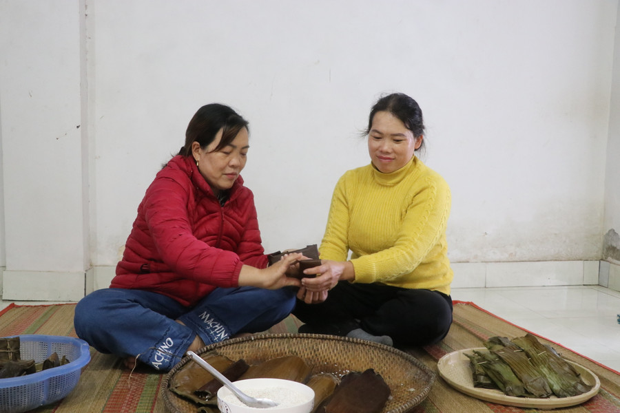 Bánh treo chân được gói bằng lá chuối mốc hoặc chuối hột đem lại hương vị thơm ngon. Ảnh: Ngọc Minh Bánh treo chân được gói bằng lá chuối mốc hoặc chuối hột đem lại hương vị thơm ngon. Ảnh: Ngọc Minh