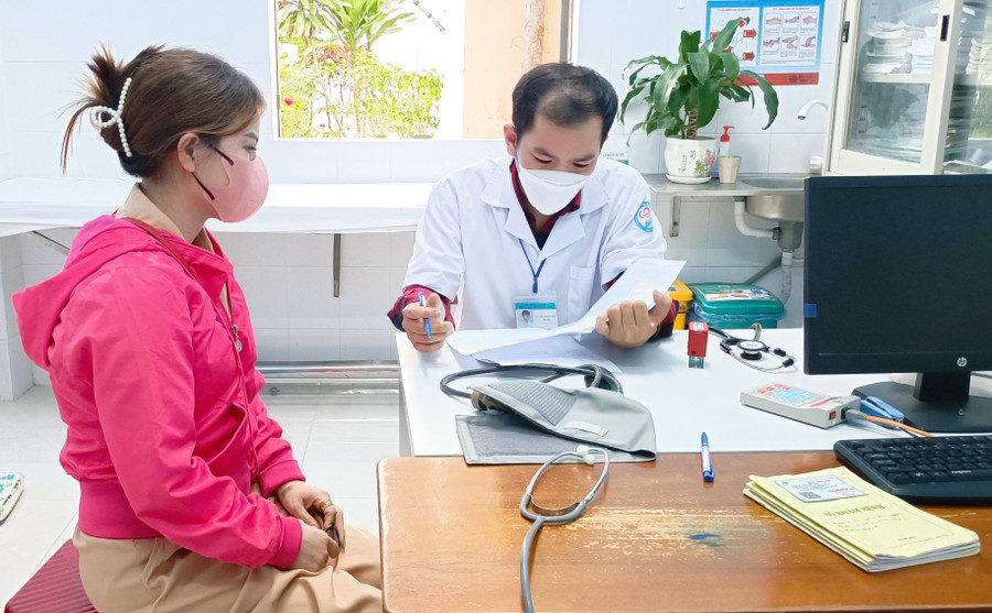 Bác sĩ tại Trung tâm Y tế thị xã An Khê kiểm tra hồ sơ, bệnh án khám-chữa bệnh cho người dân trên địa bàn. Ảnh: Ngọc Minh