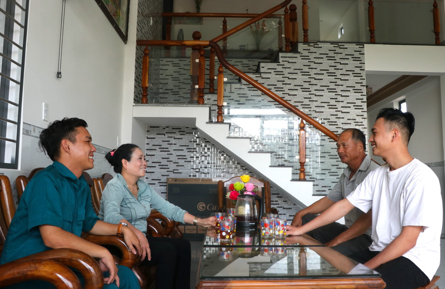 Từ Tấn Ngà (bìa phải) vui vẻ trò chuyện với bố mẹ và đại diện Ban chỉ huy Quân sự phường An Bình trước khi lên đường nhập ngũ. Ảnh: Ngọc Minh Từ Tấn Ngà (bìa phải) vui vẻ trò chuyện với bố mẹ và đại diện Ban chỉ huy Quân sự phường An Bình trước khi lên đường nhập ngũ. Ảnh: Ngọc Minh