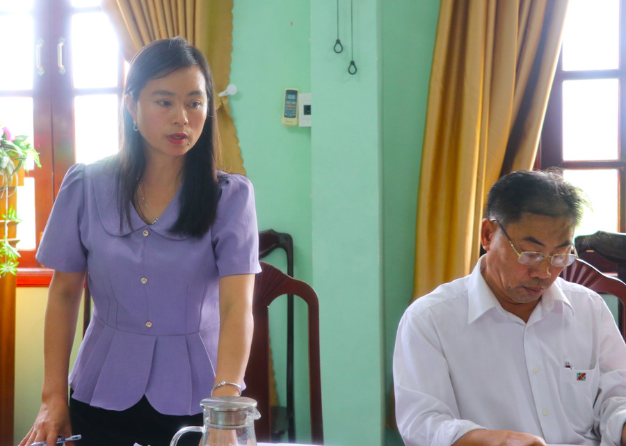 Phó Chủ UBND huyện Đak Pơ Bùi Thị Thương báo cáo với đoàn giám sát tại buổi làm việc. Ảnh: Ngọc Minh Phó Chủ UBND huyện Đak Pơ Bùi Thị Thương báo cáo với đoàn giám sát tại buổi làm việc. Ảnh: Ngọc Minh