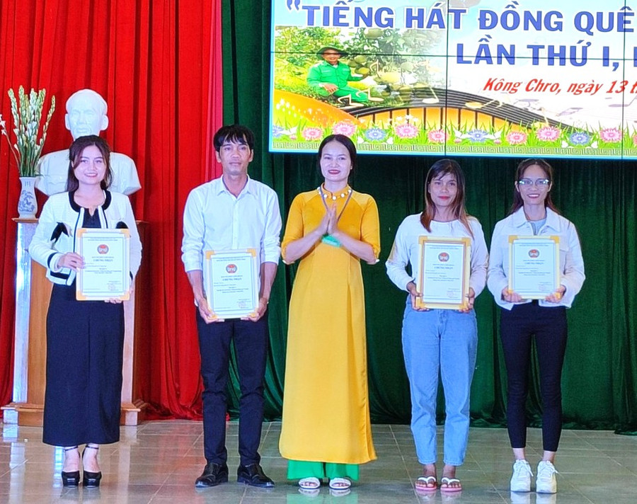 Chủ tịch Hội Nông dân huyện Kông Chro Trịnh Thị Nguyện (giữa) trao giải A cho các tiết mục xuất sắc nhất ở từng thể loại. Ảnh: Xuân Dũng Chủ tịch Hội Nông dân huyện Kông Chro Trịnh Thị Nguyện (giữa) trao giải A cho các tiết mục xuất sắc nhất ở từng thể loại. Ảnh: Xuân Dũng