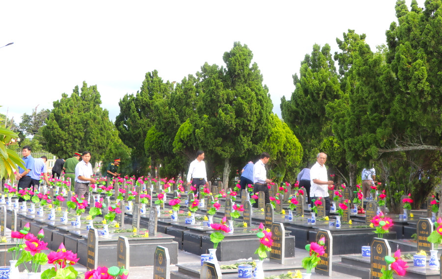 Đông đảo cán bộ, nhân dân trên địa bàn thị xã An Khê về thắp nén hương thơm trên các phần mộ tưởng nhớ công ơn các Anh hùng, liệt sĩ đã hy sinh vì độc lập dân tộc. Ảnh: Ngọc Minh