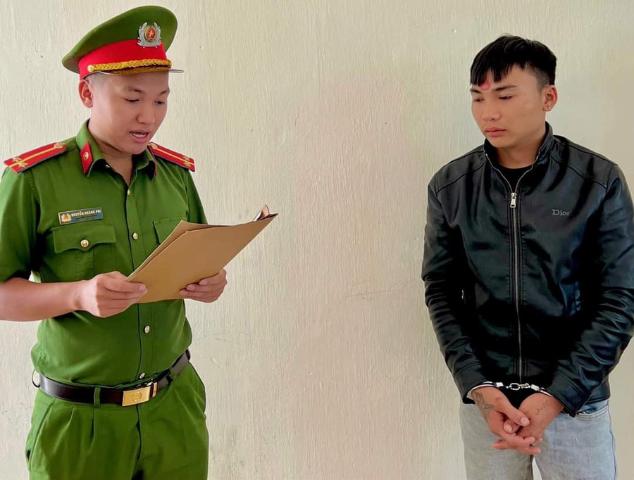 Công an thị xã An Khê đọc lệnh bắt tạm giam đối với Đoàn Quốc Việt. Ảnh: Đơn vị cung cấp