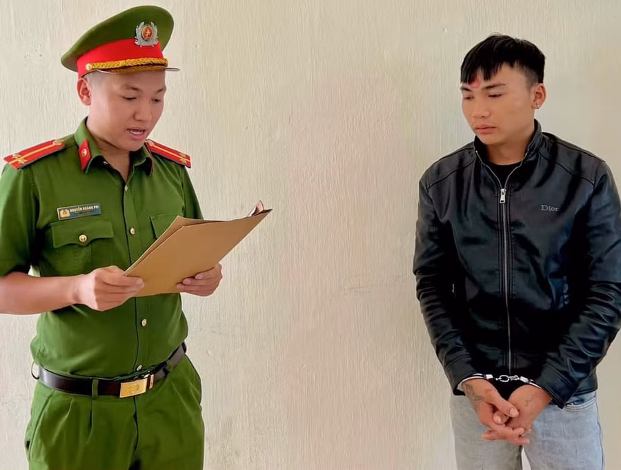 Công an thị xã An Khê đọc lệnh bắt tạm giam đối với Đoàn Quốc Việt. Ảnh: Đơn vị cung cấp