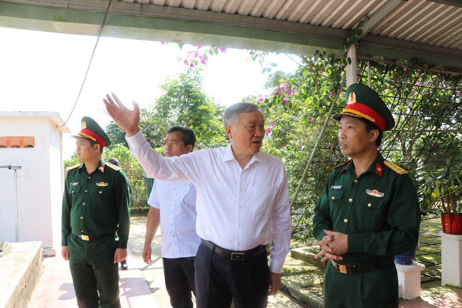 Ủy viên Bộ Chính trị, Bí thư Trung ương Đảng, Chánh án Tòa án nhân dân Tối cao Nguyễn Hòa Bình trao đổi với cán bộ Trạm Thông tin V74 trên địa bàn xã Song An, thị xã An Khê. Ảnh: Ngọc Minh Ủy viên Bộ Chính trị, Bí thư Trung ương Đảng, Chánh án Tòa án nhân dân Tối cao Nguyễn Hòa Bình trao đổi với cán bộ Trạm Thông tin V74 trên địa bàn xã Song An, thị xã An Khê. Ảnh: Ngọc Minh