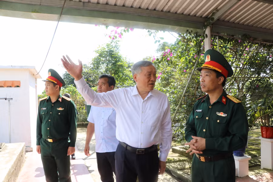 Ủy viên Bộ Chính trị, Bí thư Trung ương Đảng, Chánh án Tòa án nhân dân Tối cao Nguyễn Hòa Bình trao đổi với cán bộ Trạm Thông tin V74 trên địa bàn xã Song An, thị xã An Khê. Ảnh: Ngọc Minh