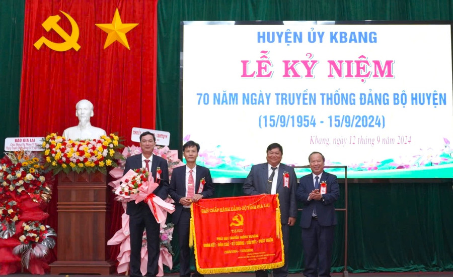 Thay mặt lãnh đạo tỉnh, đồng chí Châu Ngọc Tuấn (bìa phải)-Phó Bí thư Thường trực Tỉnh ủy, Trưởng Đoàn đại biểu Quốc hội tỉnh tặng Bức trướng với nội dung “Phát huy truyền thống 70 năm đoàn kết-dân chủ-kỷ cương-đổi mới-phát triển” của Tỉnh cho Ban Chấp hành Đảng bộ huyện Kbang. Ảnh: Ngọc Minh Thay mặt lãnh đạo tỉnh, đồng chí Châu Ngọc Tuấn (bìa phải)-Phó Bí thư Thường trực Tỉnh ủy, Trưởng Đoàn đại biểu Quốc hội tỉnh tặng Bức trướng với nội dung “Phát huy truyền thống 70 năm đoàn kết-dân chủ-kỷ cương-đổi mới-phát triển” của Tỉnh cho Ban Chấp hành Đảng bộ huyện Kbang. Ảnh: Ngọc Minh