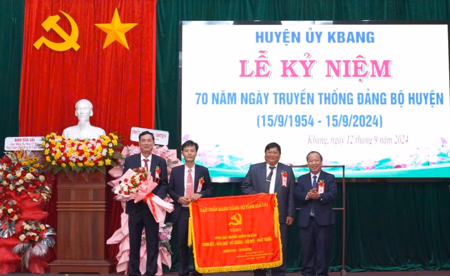 Thay mặt lãnh đạo tỉnh, đồng chí Châu Ngọc Tuấn (bìa phải)-Phó Bí thư Thường trực Tỉnh ủy, Trưởng Đoàn đại biểu Quốc hội tỉnh tặng Bức trướng với nội dung “Phát huy truyền thống 70 năm đoàn kết-dân chủ-kỷ cương-đổi mới-phát triển” của Tỉnh cho Ban Chấp hành Đảng bộ huyện Kbang. Ảnh: Ngọc Minh
