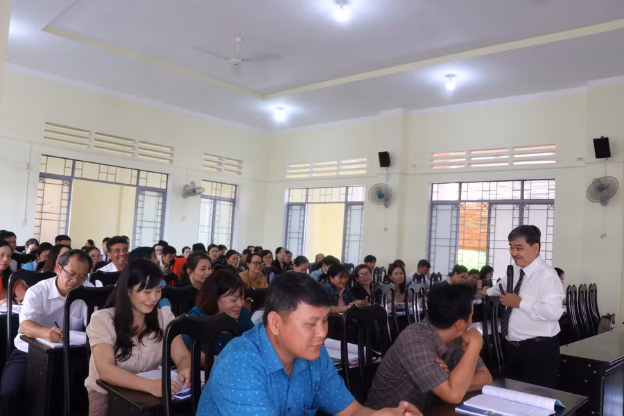 70 cán bộ công đoàn cơ sở trên địa bàn thị xã An khê tham gia tập huấn lý luận và kỹ năng, nghiệp vụ. Ảnh: Ngọc Minh