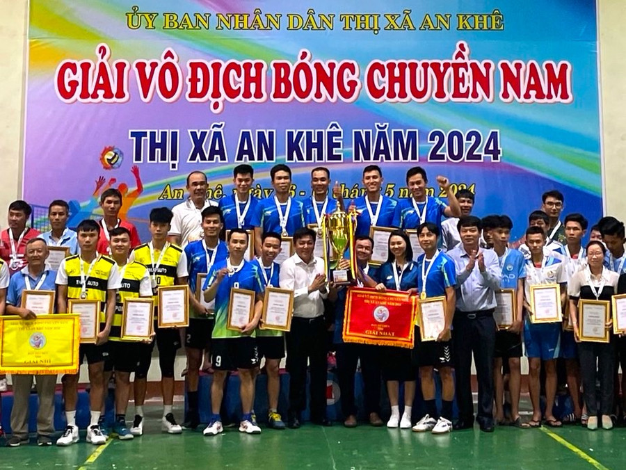 Đại diện Ban tổ chức Giải vô địch bóng chuyền nam thị xã An Khê trao giải cho các đội đạt thành tích. Ảnh: An Phát Đại diện Ban tổ chức Giải vô địch bóng chuyền nam thị xã An Khê trao giải cho các đội đạt thành tích. Ảnh: An Phát