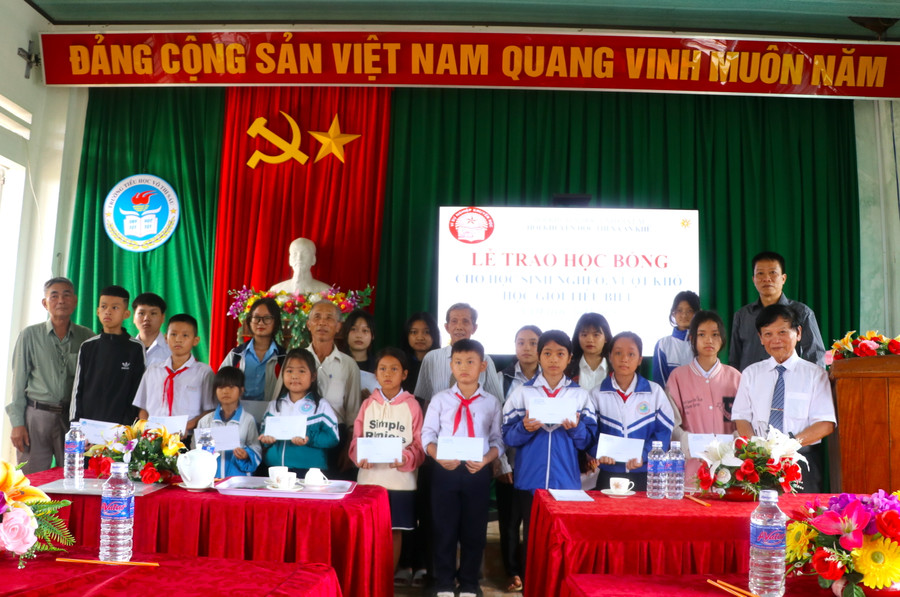 Hội Khuyến học thị xã An Khê trao 21 suất học bổng cho học sinh vượt khó trên địa bàn thị xã. Ảnh: Ngọc Minh