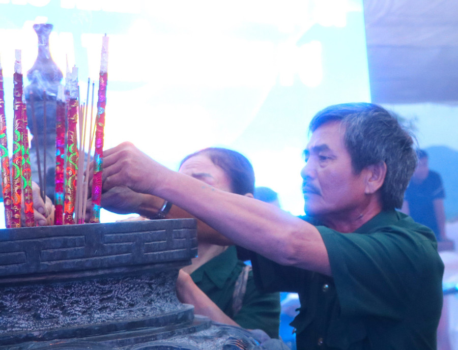 Nhiều cựu chiến binh trên địa bàn huyện Đak Pơ cũng về thắp hương, tưởng nhớ những Anh hùng liệt sĩ. Ảnh: Ngọc Minh