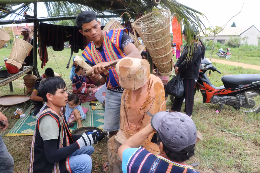 Đoàn nghệ nhân làng Pơ Nang, xã Tú An, thị xã An Khê say sưa tạc tượng. Ảnh: Ngọc Minh
