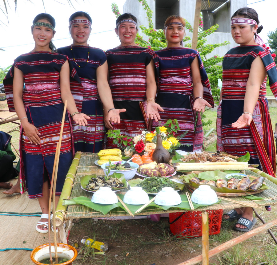 Nhóm phụ nữ đội nghệ nhân làng Pốt, xã Song An, thị xã An Khê tham gia thi nấu các món ăn truyền thống. Ảnh: Ngọc Minh Nhóm phụ nữ đội nghệ nhân làng Pốt, xã Song An, thị xã An Khê tham gia thi nấu các món ăn truyền thống. Ảnh: Ngọc Minh