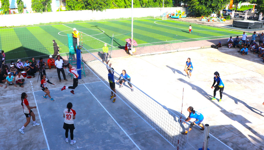 Các đội bóng đem đến cho khán giả 10 trận đấu với những pha bóng hấp dẫn, kịch tính. Ảnh: Ngọc Minh Các đội bóng đem đến cho khán giả 10 trận đấu với những pha bóng hấp dẫn, kịch tính. Ảnh: Ngọc Minh