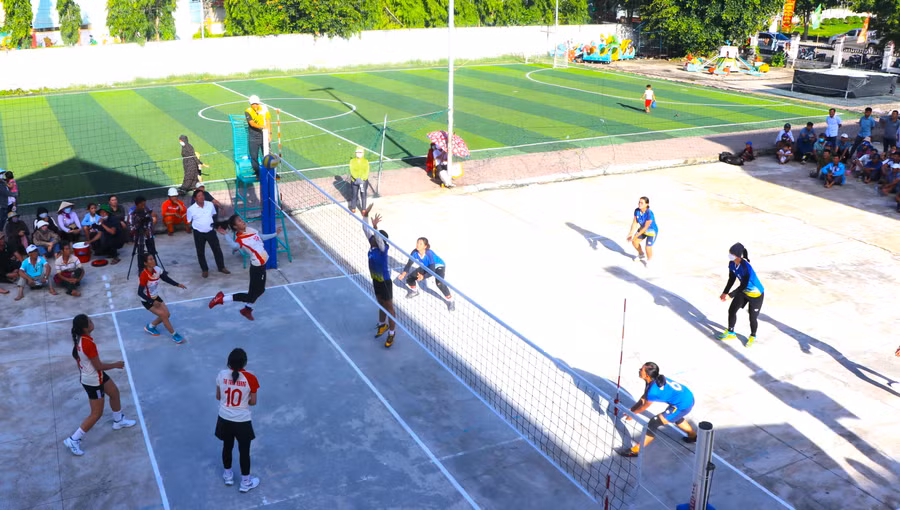 Các đội bóng đem đến cho khán giả 10 trận đấu với những pha bóng hấp dẫn, kịch tính. Ảnh: Ngọc Minh