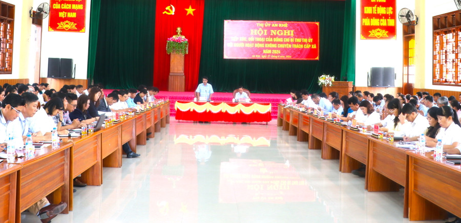 Quang cảnh hội nghị tiếp xúc, đối thoại giữa đồng chí Bí thư Thị ủy An Khê với người hoạt động không chuyên trách cấp xã năm 2024. Ảnh: Ngọc Minh