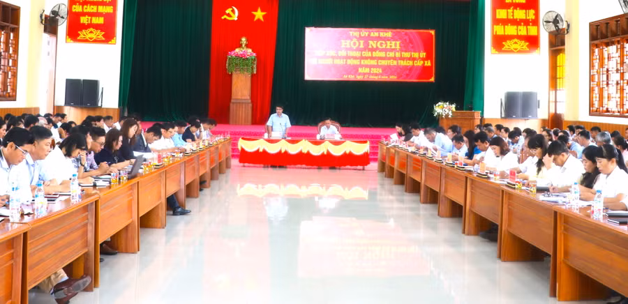 Quang cảnh hội nghị tiếp xúc, đối thoại giữa đồng chí Bí thư Thị ủy An Khê với người hoạt động không chuyên trách cấp xã năm 2024. Ảnh: Ngọc Minh Quang cảnh hội nghị tiếp xúc, đối thoại giữa đồng chí Bí thư Thị ủy An Khê với người hoạt động không chuyên trách cấp xã năm 2024. Ảnh: Ngọc Minh