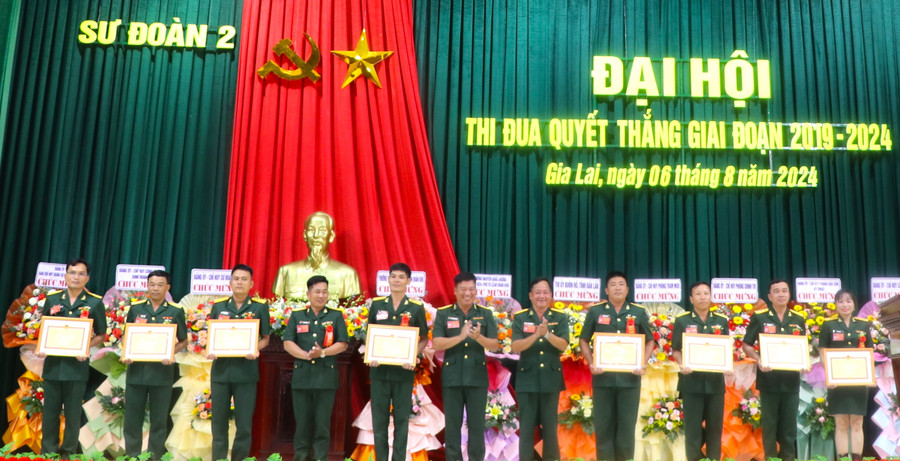 Tặng giấy khen cho các cá nhân đã hoàn thành xuất sắc nhiệm vụ trong phong trào thi đua quyết thắng giai đoạn 2019-2024. Ảnh: Ngọc Minh