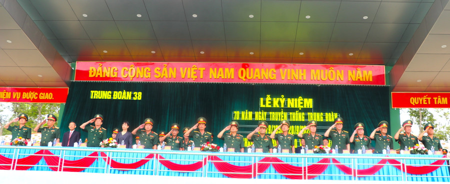 Các đại biểu tham dự lễ kỷ niệm 70 năm ngày thành lập Trung đoàn 38 và đón nhận Huân chương Bảo vệ Tổ quốc hạng Ba. Ảnh: Ngọc Minh Các đại biểu tham dự lễ kỷ niệm 70 năm ngày thành lập Trung đoàn 38 và đón nhận Huân chương Bảo vệ Tổ quốc hạng Ba. Ảnh: Ngọc Minh
