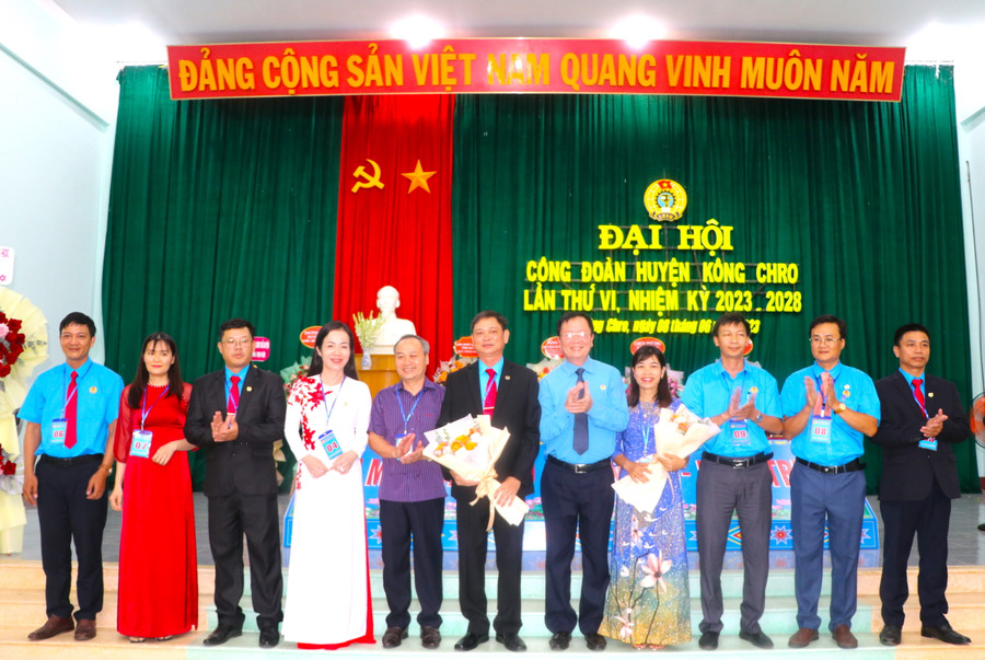 Ban Chấp hành Công đoàn huyện Kông Chro khóa VI nhiệm kỳ 2023-2028 chụp hình lưu niệm cùng lãnh đạo LĐLĐ tỉnh và lãnh đạo Huyện ủy Kông Chro. Ảnh: Ngọc Minh