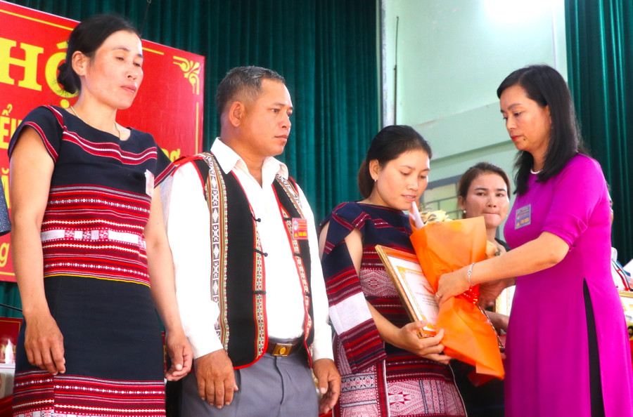 Tặng giấy khen cho các cá nhân đã có thành tích xuất sắc trong các phong trào thi đua yêu nước và đoàn kết các dân tộc giai đoạn 2019-2024, góp phần vào sự nghiệp xây dựng và phát triển huyện Đak Pơ. Ảnh: Ngọc Minh