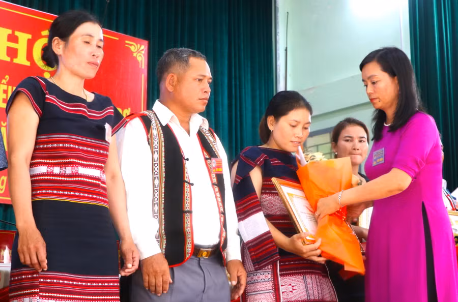 Tặng giấy khen cho các cá nhân đã có thành tích xuất sắc trong các phong trào thi đua yêu nước và đoàn kết các dân tộc giai đoạn 2019-2024, góp phần vào sự nghiệp xây dựng và phát triển huyện Đak Pơ. Ảnh: Ngọc Minh