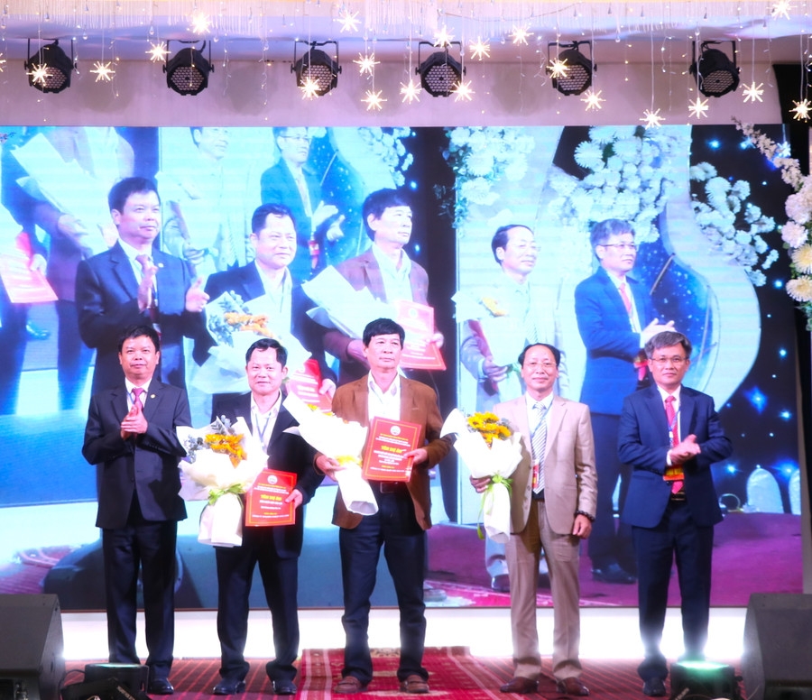 Ông Nguyễn Hữu Quế-Tỉnh ủy viên, Phó Chủ tịch UBND tỉnh Gia Lai (bìa trái) cùng lãnh đạo Thị ủy An Khê (bìa phải) trao quyết định chủ trương đầu tư và tặng hoa các nhà đầu tư. Ảnh: An Phát