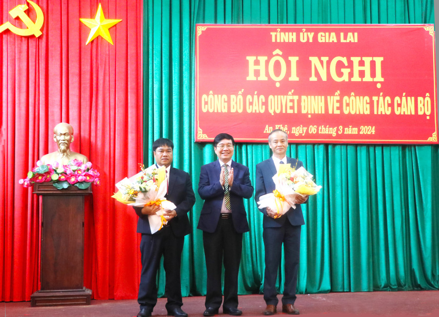 Đồng chí Huỳnh Quang Thái (đứng giữa)-Ủy viên Ban Thường vụ Tỉnh ủy, Trưởng ban Tổ chức Tỉnh ủy tặng hoa chúc mừng tân Phó Bí thư Thường trực Thị ủy, Chủ tịch HĐND thị xã An Khê Nguyễn Hùng Vỹ (bìa phải), tân Chủ tịch UBND thị xã An Khê Đinh Văn Cương. Ảnh: Ngọc Minh Đồng chí Huỳnh Quang Thái (đứng giữa)-Ủy viên Ban Thường vụ Tỉnh ủy, Trưởng ban Tổ chức Tỉnh ủy tặng hoa chúc mừng tân Phó Bí thư Thường trực Thị ủy, Chủ tịch HĐND thị xã An Khê Nguyễn Hùng Vỹ (bìa phải), tân Chủ tịch UBND thị xã An Khê Đinh Văn Cương. Ảnh: Ngọc Minh
