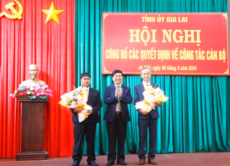 Đồng chí Huỳnh Quang Thái (đứng giữa)-Ủy viên Ban Thường vụ Tỉnh ủy, Trưởng ban Tổ chức Tỉnh ủy tặng hoa chúc mừng tân Phó Bí thư Thường trực Thị ủy, Chủ tịch HĐND thị xã An Khê Nguyễn Hùng Vỹ (bìa phải), tân Chủ tịch UBND thị xã An Khê Đinh Văn Cương. Ảnh: Ngọc Minh