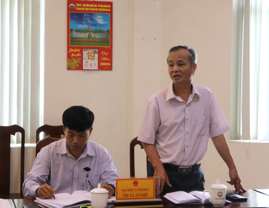 Phó Bí thư Thị ủy, Chủ tịch UBND thị xã An Khê Nguyễn Hùng Vỹ nêu ý kiến, kiến nghị tại buổi giám sát. Ảnh: Ngọc Minh Phó Bí thư Thị ủy, Chủ tịch UBND thị xã An Khê Nguyễn Hùng Vỹ nêu ý kiến, kiến nghị tại buổi giám sát. Ảnh: Ngọc Minh