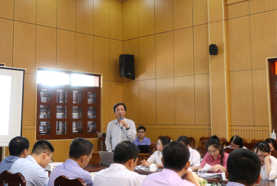 Nhà báo Lương Văn Danh-Phó Tổng Biên tập Báo Gia Lai truyền đạt một số kỹ thuật viết tin, bài tại hội nghị. Ảnh: Ngọc Minh Nhà báo Lương Văn Danh-Phó Tổng Biên tập Báo Gia Lai truyền đạt một số kỹ thuật viết tin, bài tại hội nghị. Ảnh: Ngọc Minh