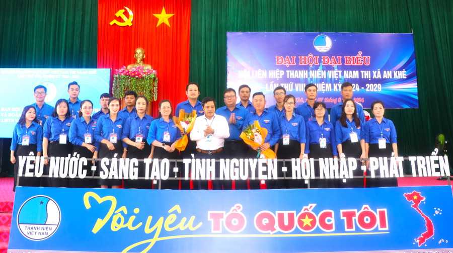 Hội LHTN Việt Nam thị xã An Khê khóa VIII ra mắt Đại hội. Ảnh: Ngọc Minh