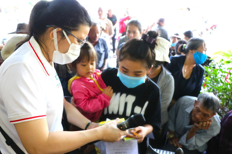 Y sĩ thuộc CLB tình nguyện TP. Hồ Chí Minh hướng dẫn người dân thị xã An Khê sử dụng thuốc. Ảnh: Ngọc Minh Y sĩ thuộc CLB tình nguyện TP. Hồ Chí Minh hướng dẫn người dân thị xã An Khê sử dụng thuốc. Ảnh: Ngọc Minh