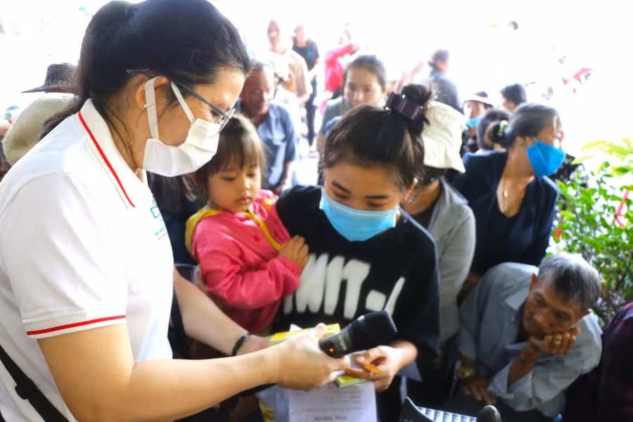 Y sĩ thuộc CLB tình nguyện TP. Hồ Chí Minh hướng dẫn người dân thị xã An Khê sử dụng thuốc. Ảnh: Ngọc Minh