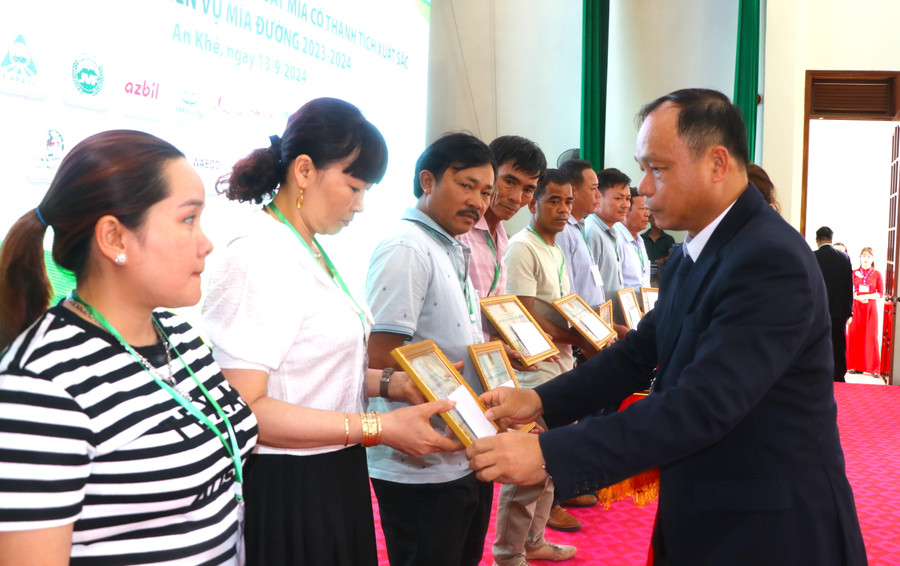 Ông Dương Mah Tiệp-Tỉnh ủy viên, Phó Chủ tịch UBND tỉnh Gia Lai trao giấy khen của Hiệp hội Mía đường Việt Nam cho các nông dân trồng mía trên địa bàn tỉnh Gia Lai có thành tích xuất sắc trong niên vụ mía đường 2023-2024. Ảnh: Ngọc Minh Ông Dương Mah Tiệp-Tỉnh ủy viên, Phó Chủ tịch UBND tỉnh Gia Lai trao giấy khen của Hiệp hội Mía đường Việt Nam cho các nông dân trồng mía trên địa bàn tỉnh Gia Lai có thành tích xuất sắc trong niên vụ mía đường 2023-2024. Ảnh: Ngọc Minh