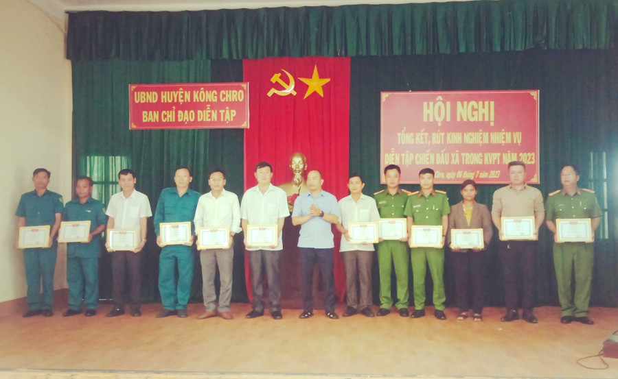 Phó Bí thư Huyện ủy, Chủ tịch UBND huyện Kông Chro Võ Nguyên Nam (thứ 6 bên phải) trao giấy khen cho các cá nhân có thành tích xuất sắc. Ảnh: Ngô Chiến Phó Bí thư Huyện ủy, Chủ tịch UBND huyện Kông Chro Võ Nguyên Nam (thứ 6 bên phải) trao giấy khen cho các cá nhân có thành tích xuất sắc. Ảnh: Ngô Chiến