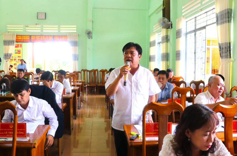 Đại biểu tham gia thảo luận tại kỳ họp thứ 12 hội đồng nhân huyện Đak Pơ. Ảnh: Ngọc Minh Đại biểu tham gia thảo luận tại kỳ họp thứ 12 hội đồng nhân huyện Đak Pơ. Ảnh: Ngọc Minh