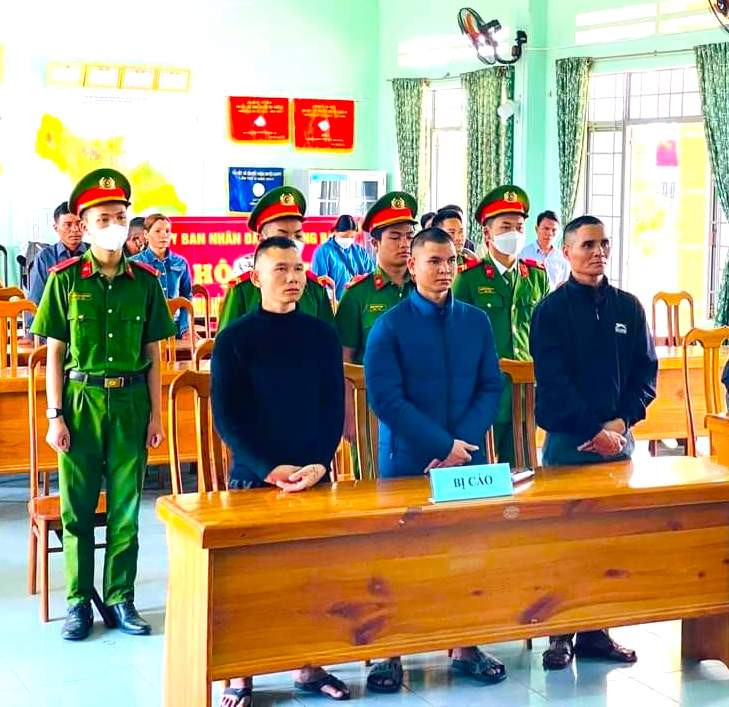 Các bị cáo từ trái qua Đinh Klơr, Đinh Thuân và Đinh Hên ở phiên tòa xét xử lưu động tại xã Yang Bắc, huyện Đak Pơ. Ảnh: Tòa án Nhân dân huyện Đak Pơ Các bị cáo từ trái qua Đinh Klơr, Đinh Thuân và Đinh Hên ở phiên tòa xét xử lưu động tại xã Yang Bắc, huyện Đak Pơ. Ảnh: Tòa án Nhân dân huyện Đak Pơ