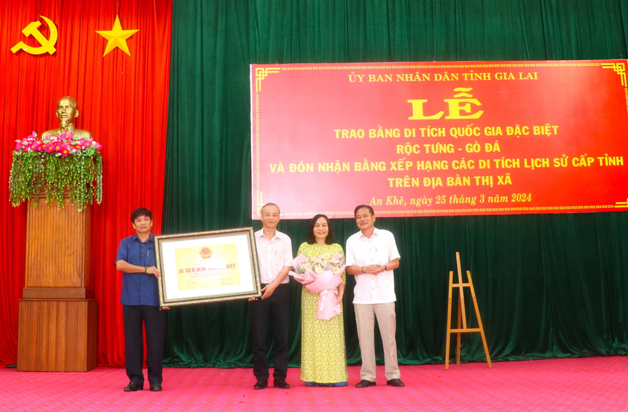 Ông Trần Ngọc Nhung (bìa phải)-Giám đốc Sở Văn hóa-Thể thao và Du lịch tỉnh, Phó Trưởng ban Quản lý di tích quốc gia đặc biệt tỉnh Gia Lai trao lại bằng xếp hạng di tích quốc gia đặc biệt Rộc Tưng-Gò Đá cho thị xã An Khê. Ảnh: Ngọc Minh Ông Trần Ngọc Nhung (bìa phải)-Giám đốc Sở Văn hóa-Thể thao và Du lịch tỉnh, Phó Trưởng ban Quản lý di tích quốc gia đặc biệt tỉnh Gia Lai trao lại bằng xếp hạng di tích quốc gia đặc biệt Rộc Tưng-Gò Đá cho thị xã An Khê. Ảnh: Ngọc Minh