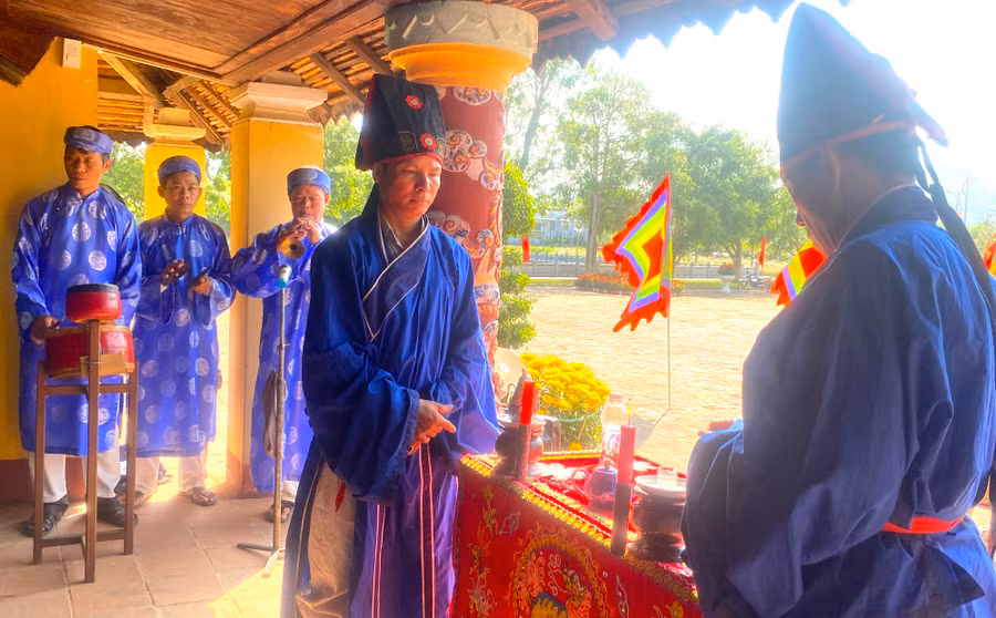 Lễ cúng Khai Sơn diễn ra theo nghi thức cúng đình truyền thống với nhạc lễ, dâng vật phẩm, góp phần làm giàu bản sắc văn hóa truyền thống vùng đất An Khê. Ảnh: Ngọc Minh