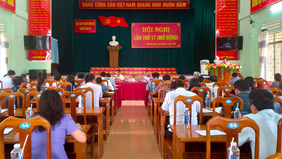 Quang cảnh hội nghị lần thứ 17 (mở rộng), Ban Chấp hành Đảng bộ huyện Đak Pơ khóa XVII. Ảnh: Ngọc Dũng Quang cảnh hội nghị lần thứ 17 (mở rộng), Ban Chấp hành Đảng bộ huyện Đak Pơ khóa XVII. Ảnh: Ngọc Dũng