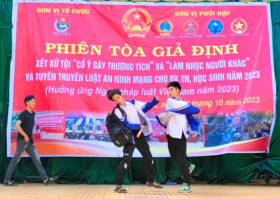 Học sinh Trường THCS và THPT Y Đôn, huyện Đak Pơ diễn tiểu phẩm vụ cố ý gây thương tích và làm nhục người khác. Ảnh: Ngọc Minh
