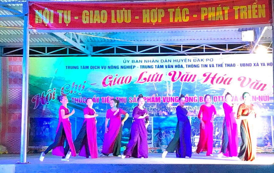 Tiết mục văn hóa văn nghệ do hội viên, phụ nữ xã Ya Hội biểu diễn. Ảnh: Lan Anh