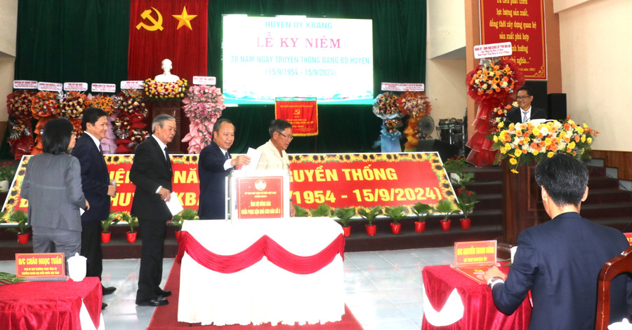 Các đồng chí lãnh đạo tỉnh ủng hộ đồng bào bị thiệt hại do bão số 3 gây ra. Ảnh: Ngọc Minh Các đồng chí lãnh đạo tỉnh ủng hộ đồng bào bị thiệt hại do bão số 3 gây ra. Ảnh: Ngọc Minh