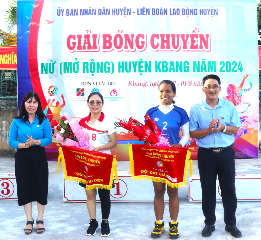 Đại diện Ban tổ chức Giải bóng chuyền nữ mở rộng năm 2024 trao giải cho các đội có thành tích. Ảnh: Ngọc Minh Đại diện Ban tổ chức Giải bóng chuyền nữ mở rộng năm 2024 trao giải cho các đội có thành tích. Ảnh: Ngọc Minh