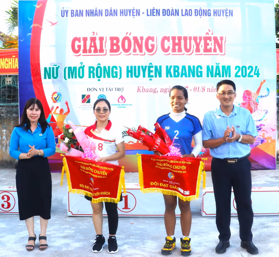 Đại diện Ban tổ chức Giải bóng chuyền nữ mở rộng năm 2024 trao giải cho các đội có thành tích. Ảnh: Ngọc Minh